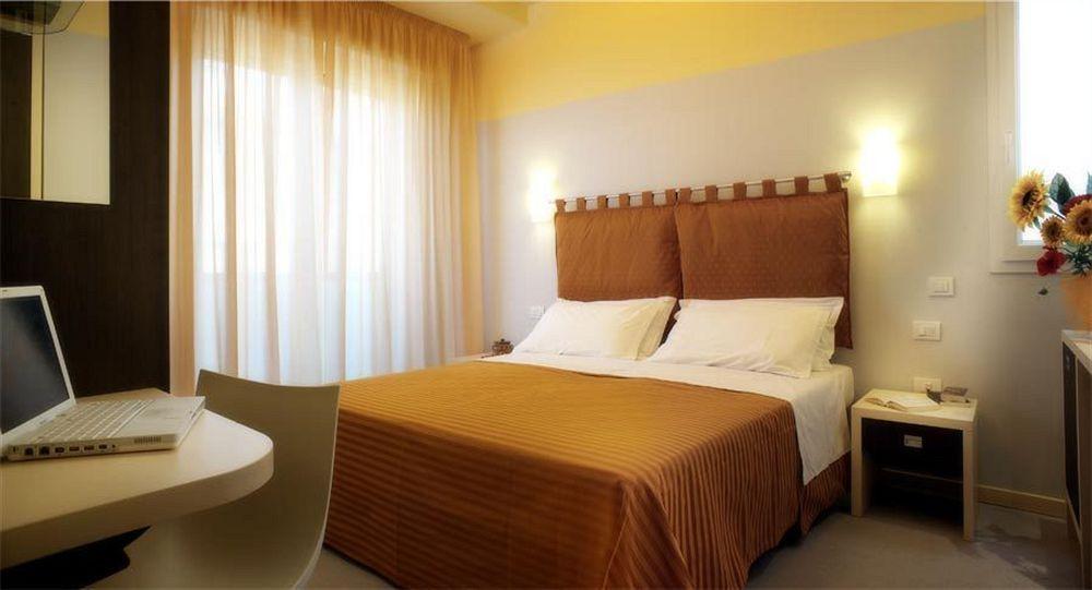 Hotel Commodore Riccione Exterior foto