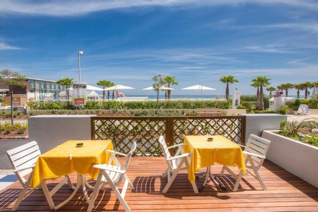 Hotel Commodore Riccione Exterior foto